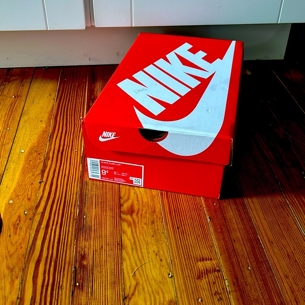 Size 9.5 really pretty and cute never been worn